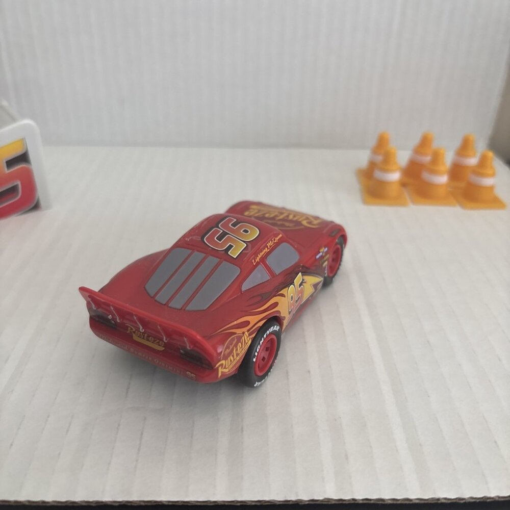 Disney Store Exclusive Disney Pixar Cars Lightning McQueen RC car, ramp & cones - Picture 4 of 5